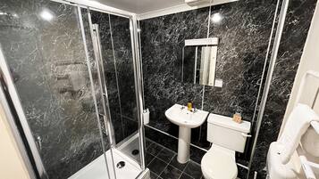 Standard Twin Room | Bathroom | Free toiletries, towels