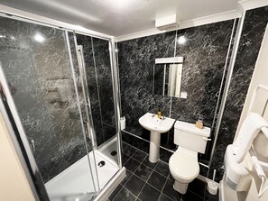 Chambre Standard avec lits jumeaux | Salle de bain | Articles de toilette (gratuits), serviettes fournies