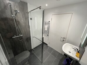 Standard Quadruple Room | Bathroom