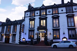 Front of property – evening/night - Buccleuch Arms Hotel (Moffat)