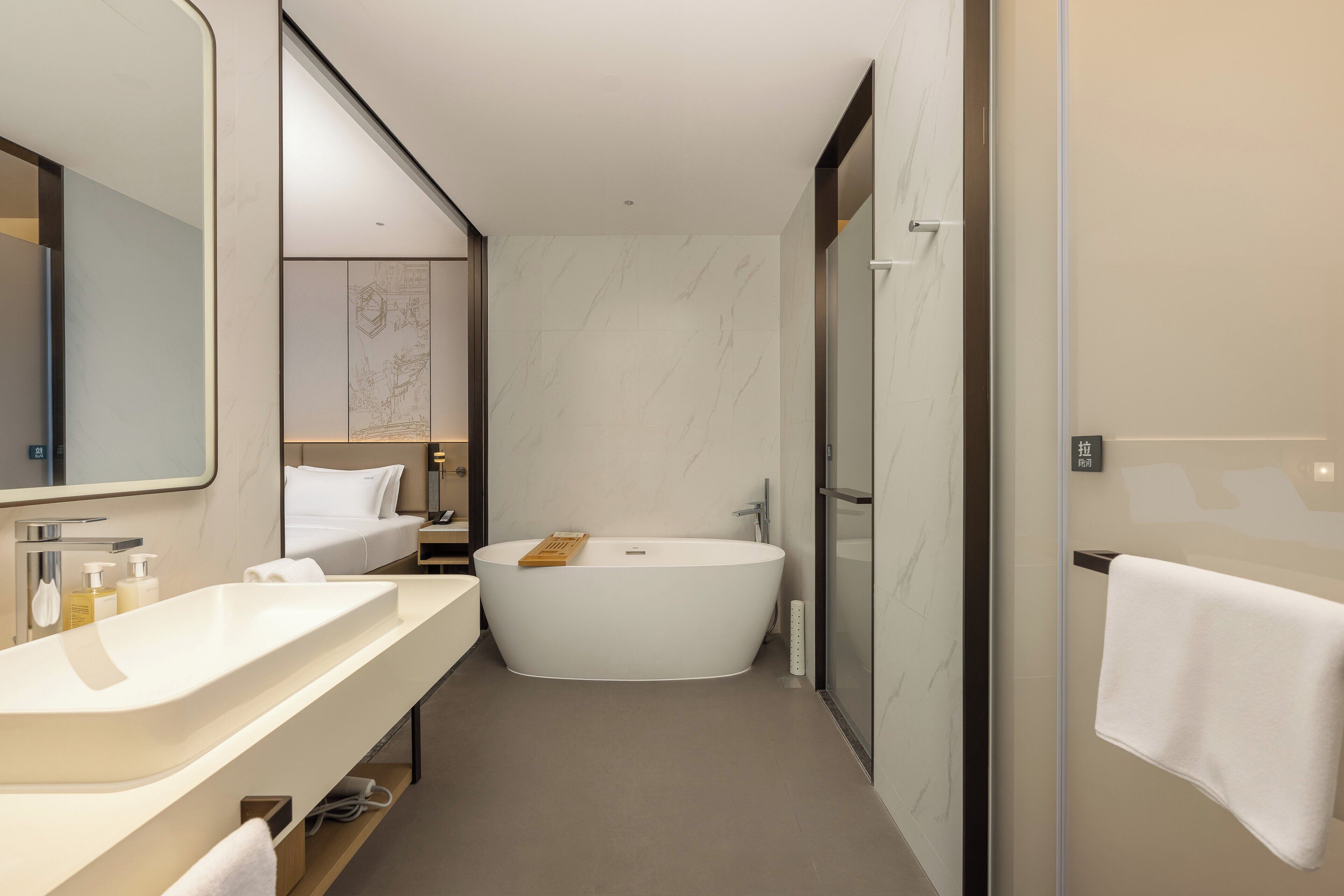 ห้องสวีท, เตียงคิงไซส์ 1 เตียง (Super, Coffee and Tea Making) | อินเทอร์เน็ตแบบใช้สาย (ฟรี)