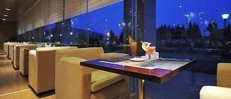 Akşam yemeği sunulur