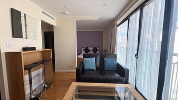 Basic Studio | 1 bedroom, in-room safe, desk, soundproofing