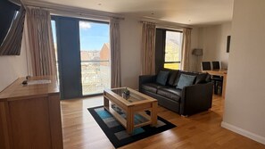 Apartment, 1 Schlafzimmer (Town View Deluxe) | Wohnbereich | 55-Zoll-Fernseher mit Digitalempfang