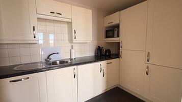 Full-sized fridge, microwave, oven, stovetop