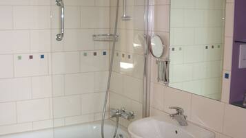 Estudio básico | Baño | Secadora de cabello, toallas, jabón, shampoo