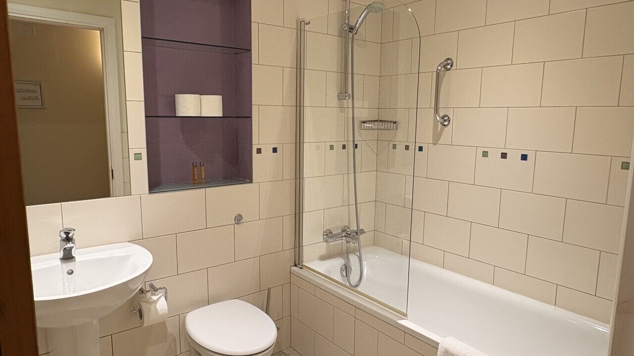 Leilighet – standard | Bad | Hårføner, håndklær, såpe og sjampo