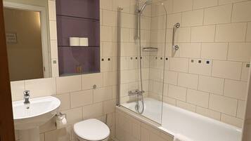 Leilighet – standard | Bad | Hårføner, håndklær, såpe og sjampo