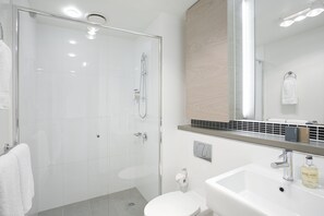 Shower, free toiletries, hair dryer, towels - St Kilda Central Apartment Hotel (St Kilda)