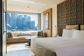Down duvets, free minibar items, in-room safe, desk - Banyan Tree Shanghai On The Bund (Shanghai)