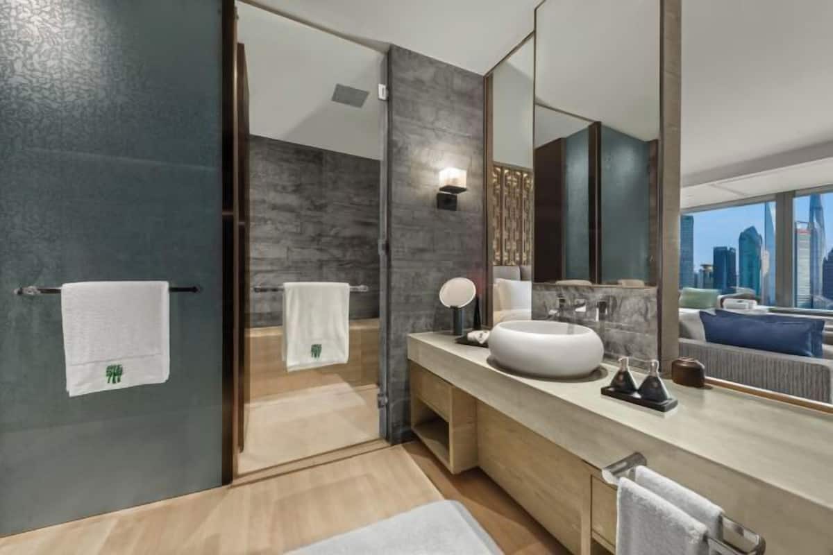 Badewanne und Dusche (separat), Regendusche, kostenlose Toilettenartikel