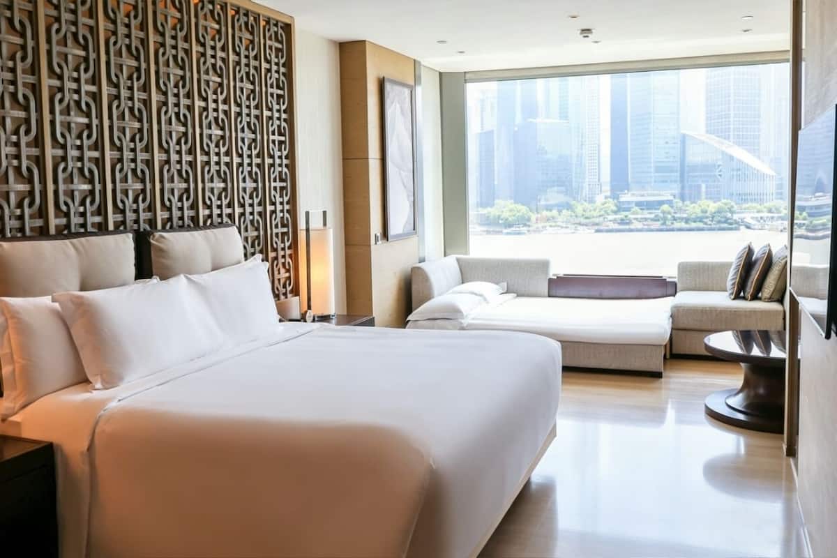 Panorama Bund Retreat King Bed Room - Including One 1.5*2.0m Sofa Bed | Down comforters, minibar (some free items), in-room safe, desk