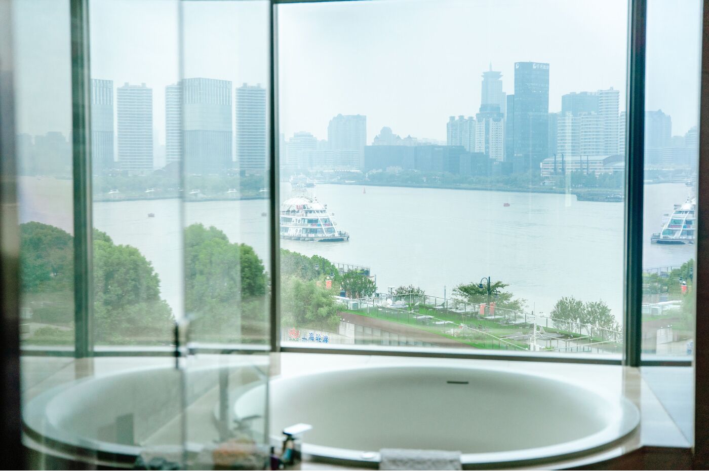 separate bathtub and shower, rainfall showerhead, free toiletries