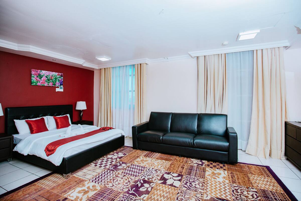 Down comforters, in-room safe, desk, blackout drapes