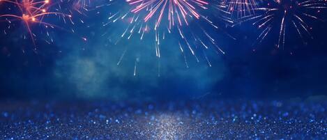 Cielo nocturno con fuegos artificiales.