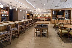 Déjeuner et dîner servis sur place, spécialités Cuisine américaine