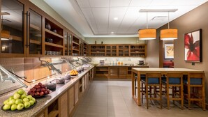 朝食 (セルフサービス)、毎日提供 (無料)