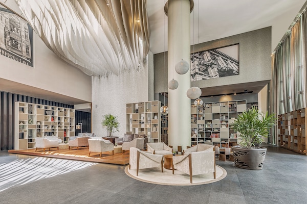 Lobby lounge