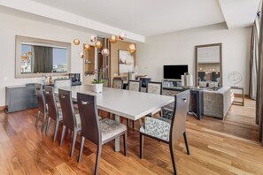 Bộ đồ giường cao cấp, chăn bông, nệm có lớp đệm bông, minibar 