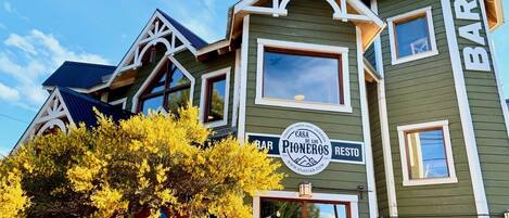 Un edificio con un letrero que indica 'Casa de los Pioneros Bar Restaurante' y 'Hotel del Glaciar'.