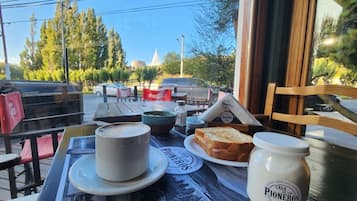Akşam yemeği sunulur