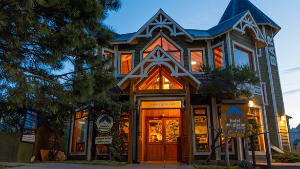 A hotel with a distinctive architectural style, featuring a prominent entrance and signage indicating it is a glacial hotel. - Hotel del Glaciar Libertador (El Calafate)