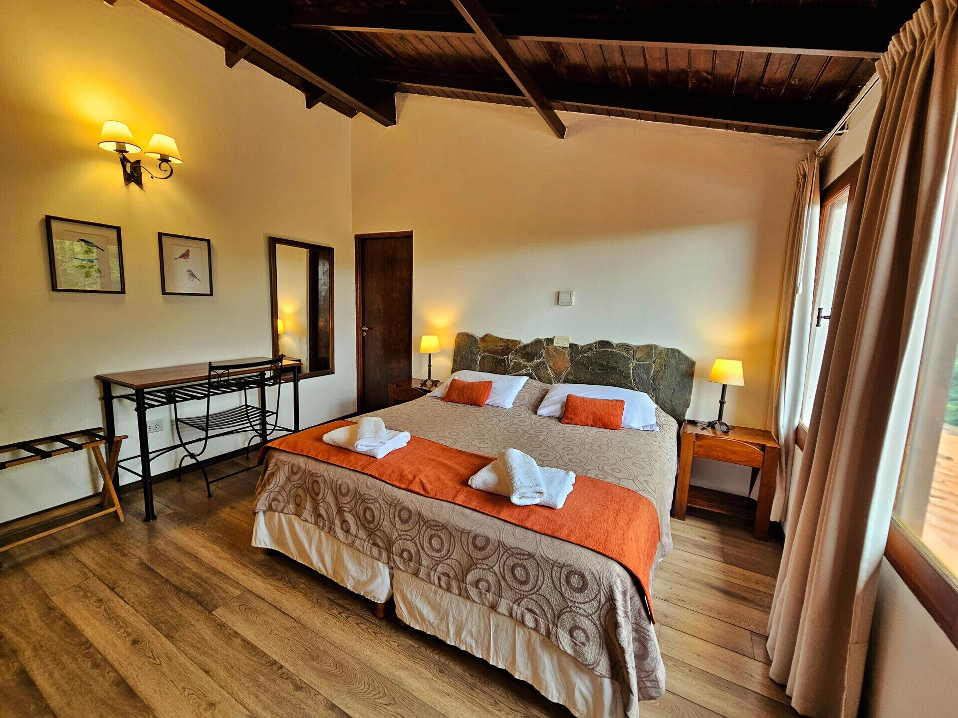 Tallelokero huoneessa, työpöytä, pimennysverhot, ilmainen Wi-Fi