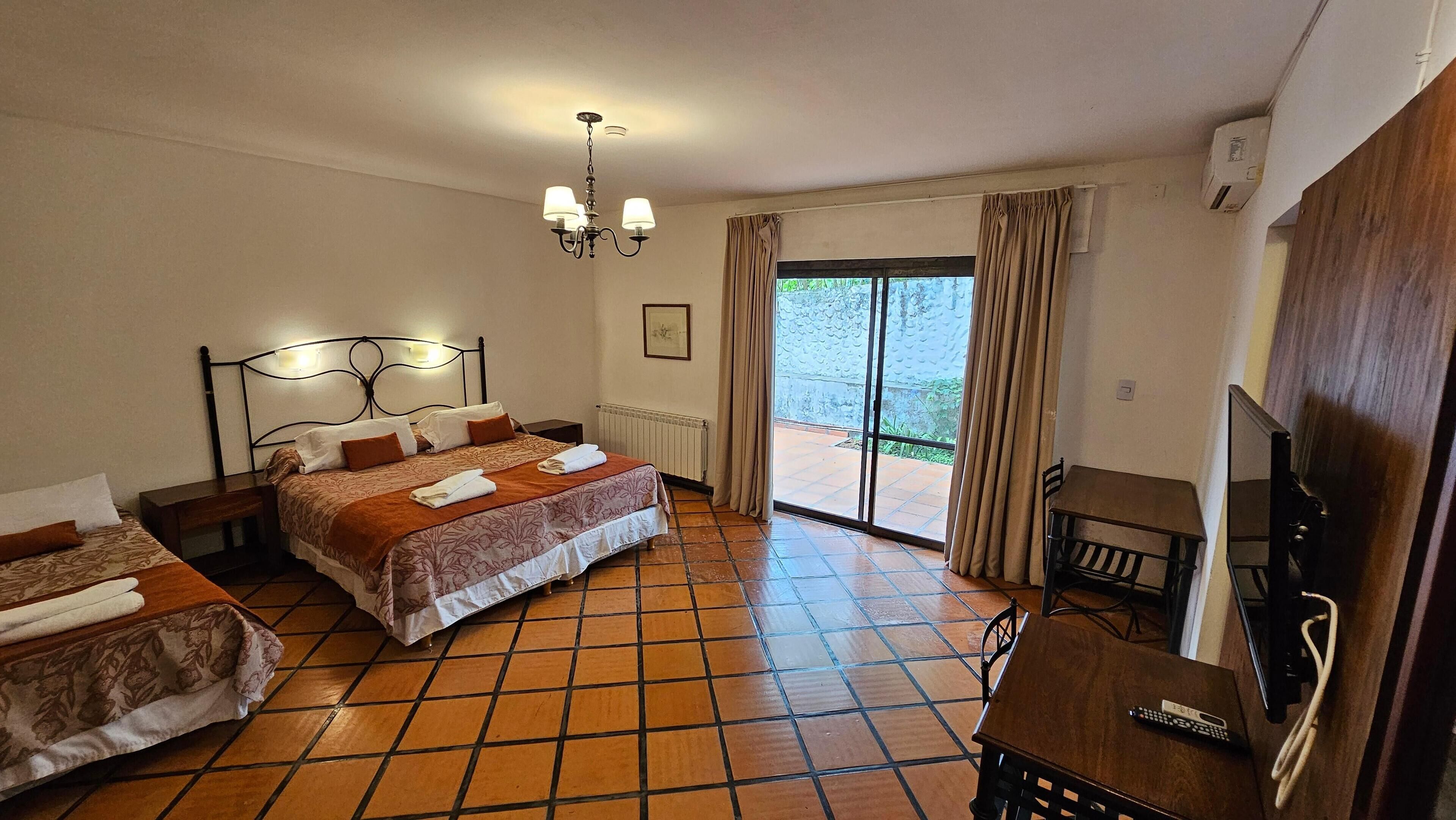 Tallelokero huoneessa, työpöytä, pimennysverhot, ilmainen Wi-Fi