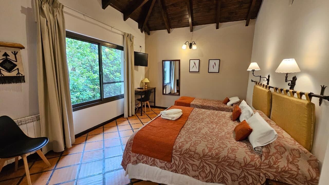 Tallelokero huoneessa, työpöytä, pimennysverhot, ilmainen Wi-Fi