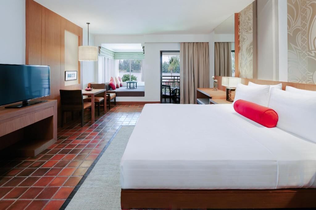 Premium bedding, minibar, in-room safe, desk