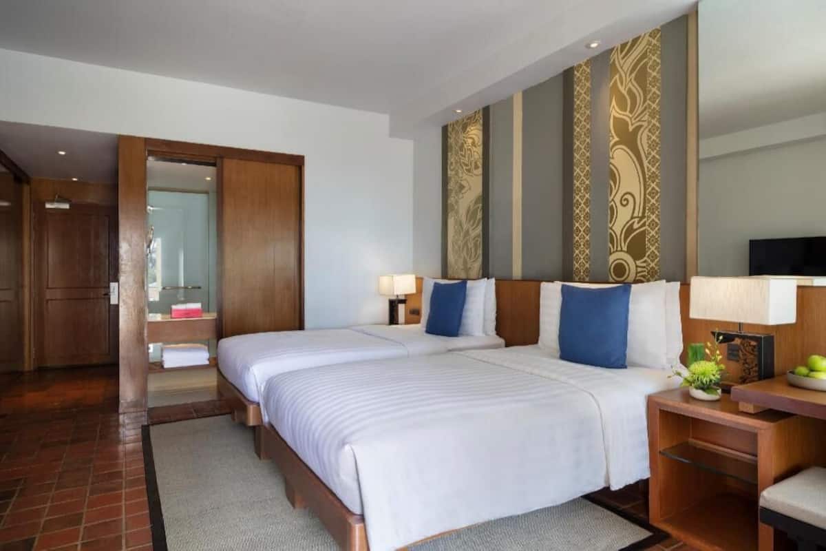 Premium bedding, minibar, in-room safe, desk