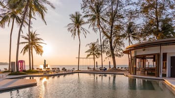 Utendørsbasseng, bassengparasoller og solsenger