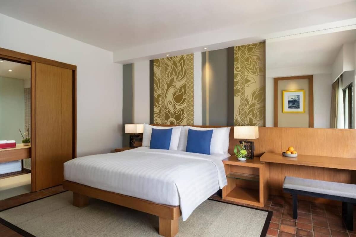 Premium bedding, minibar, in-room safe, desk