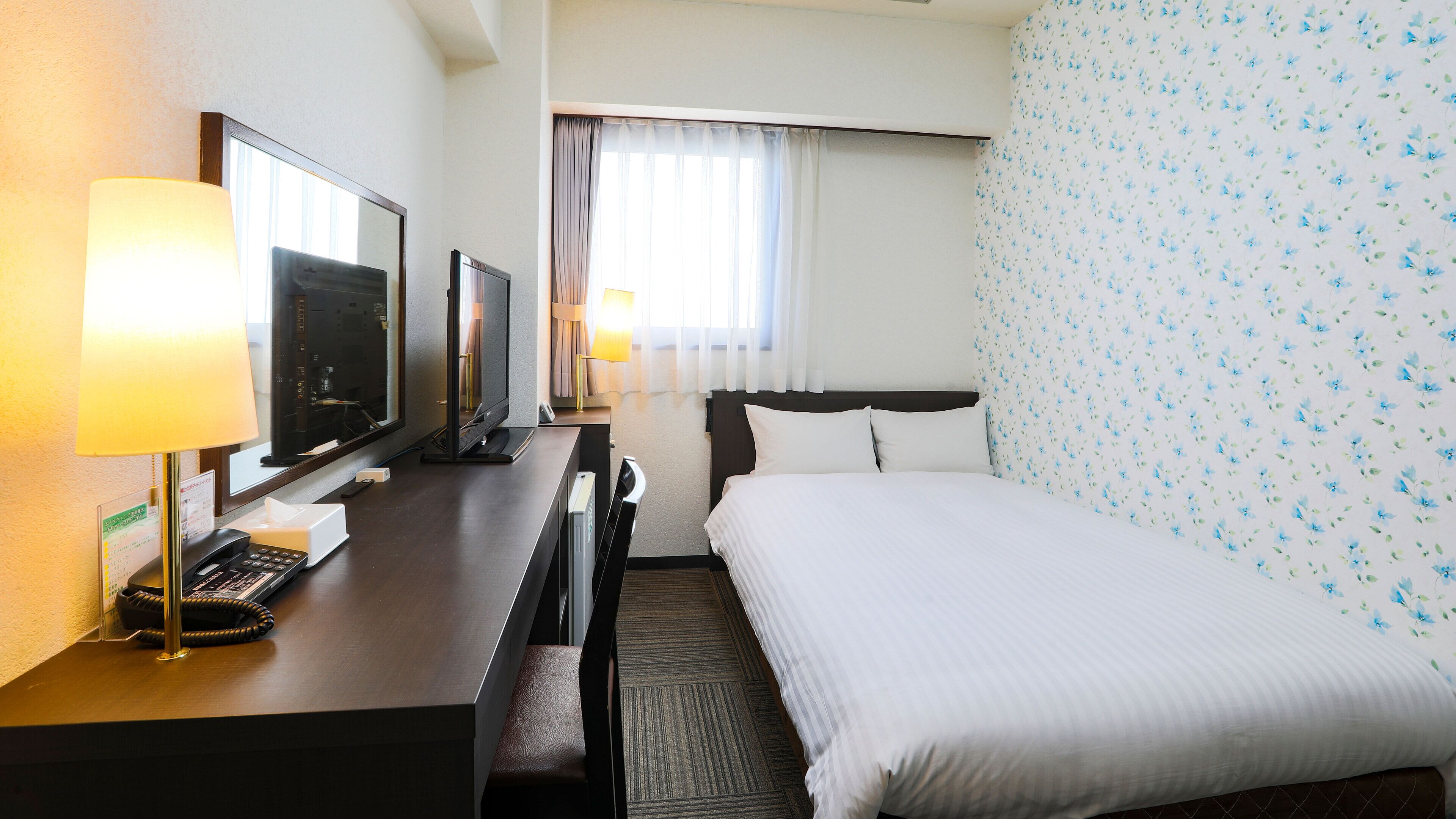 Escritorio, cortinas blackout y tabla de planchar con plancha 