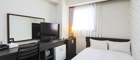 Bàn, màn/rèm cản sáng, bàn ủi/dụng cụ ủi quần áo