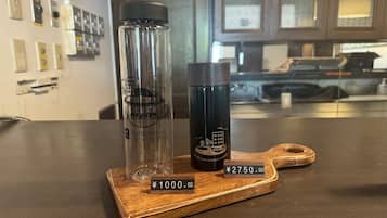 A wooden tray with two thermos bottles and a price tag.