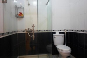 Douche, sèche-cheveux, chaussons, bidet