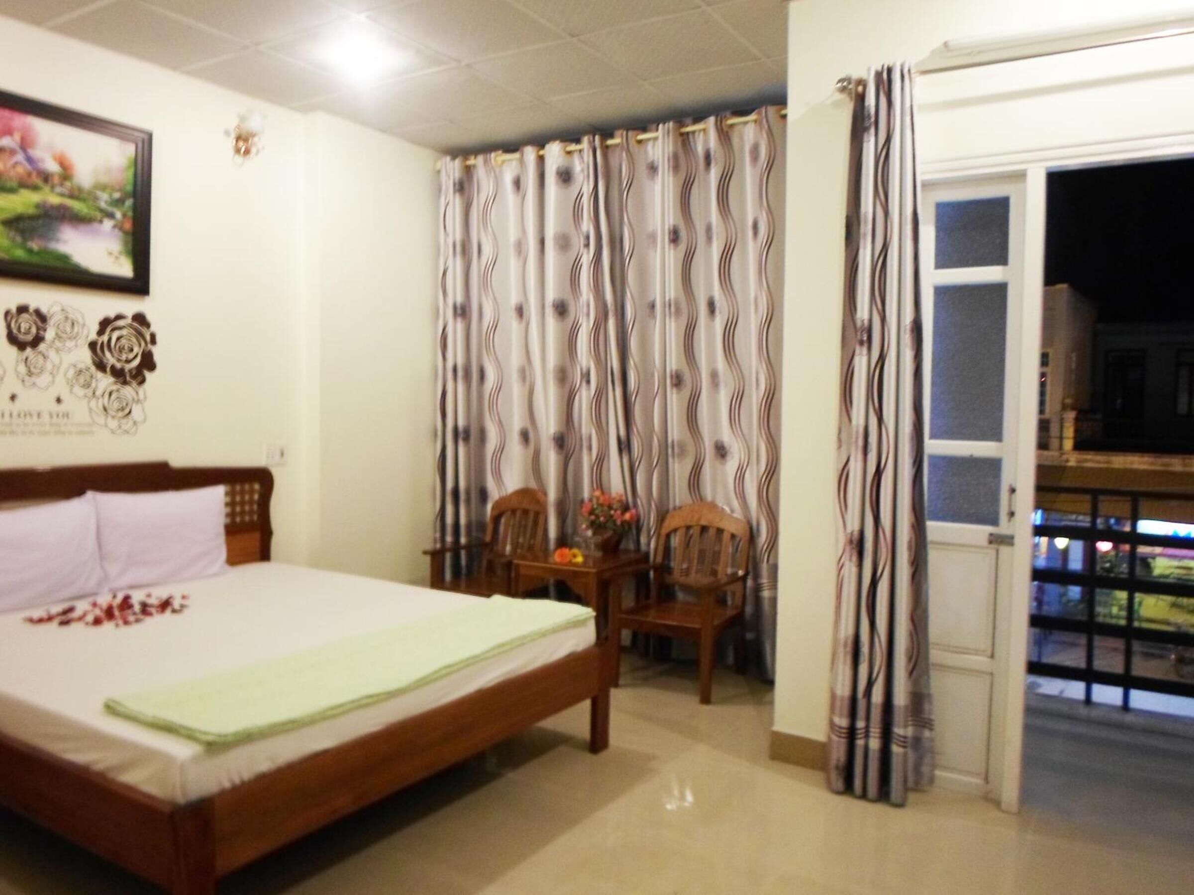 Minibar, desk, free WiFi, bed sheets