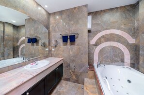 Green Oasis 4 Bedroom Pool Villa | Bathroom | Free toiletries, hair dryer, towels - Chaweng Lakeview Residence (Koh Samui)