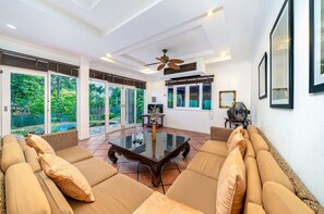 Green Oasis 4 Bedroom Pool Villa | Hochwertige Bettwaren, Zimmersafe, individuell dekoriert