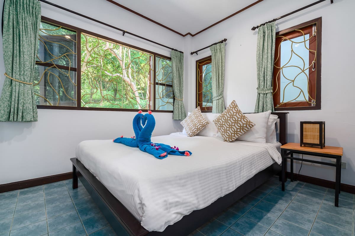 Premium bedding, in-room safe, desk, laptop workspace