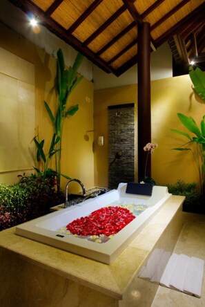 Separate tub and shower, free toiletries, hair dryer, bathrobes - RC VIllas (Seminyak)