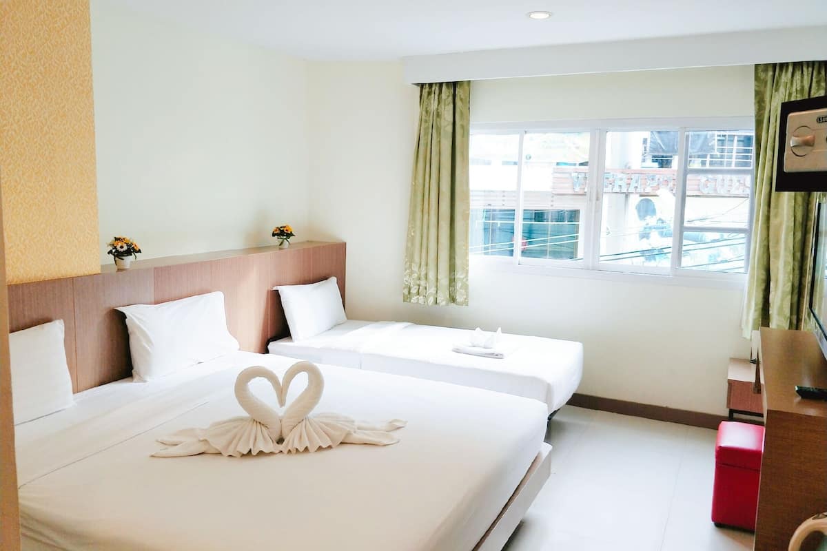In-room safe, soundproofing, iron/ironing board, free WiFi