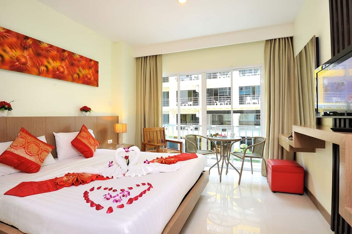 Deluxe Room with Balcony | خزنة داخل الغرفة وتجهيزات عازلة للصوت ومكواة/لوح كي وواي فاي مجانًا