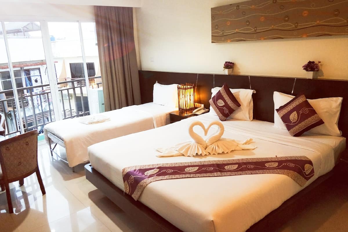 Family Room with Balcony | خزنة داخل الغرفة وتجهيزات عازلة للصوت ومكواة/لوح كي وواي فاي مجانًا