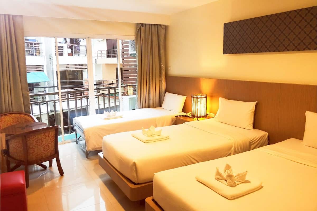 Triple Room With Balcony | خزنة داخل الغرفة وتجهيزات عازلة للصوت ومكواة/لوح كي وواي فاي مجانًا