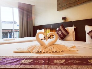 Family Room with Balcony | In-room safe, soundproofing, iron/ironing board, free WiFi - Pimrada Hotel (Patong)