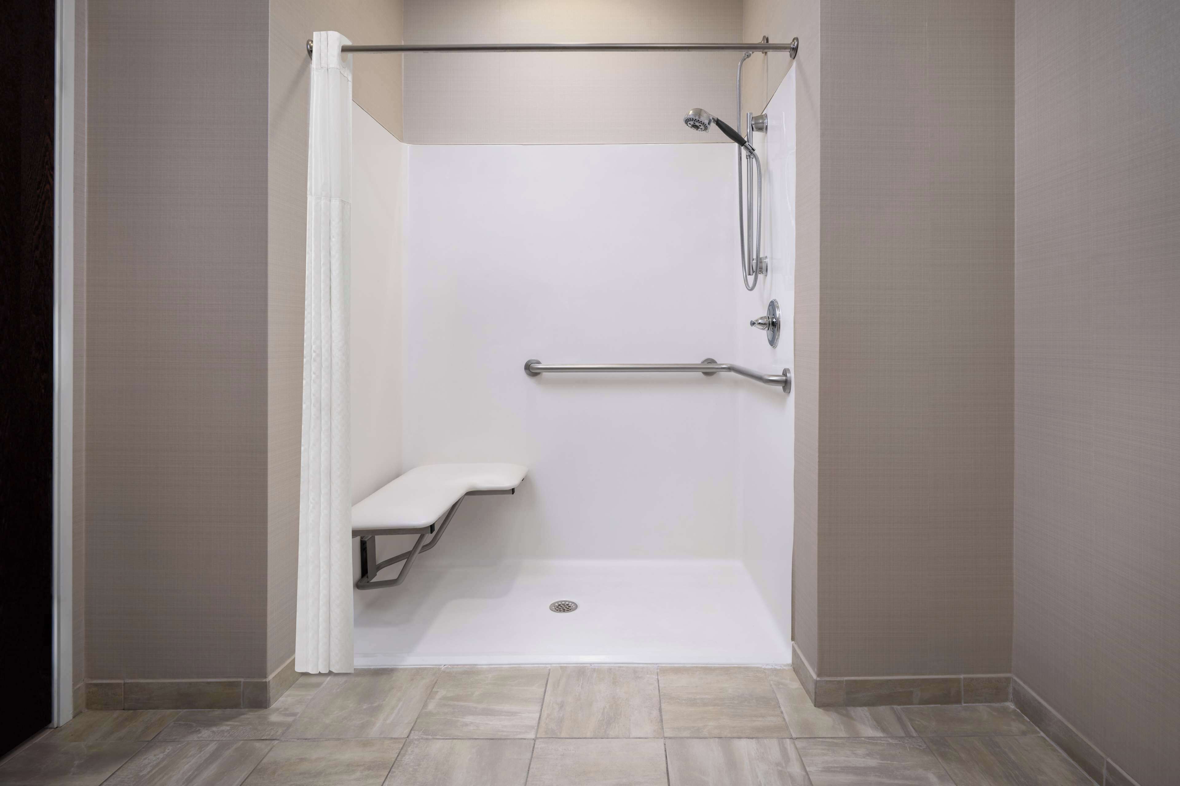 standard room, 1 king bed, accessible, non smoking | bathroom | combined shower/bathtub, free toiletries, hair dryer, towels