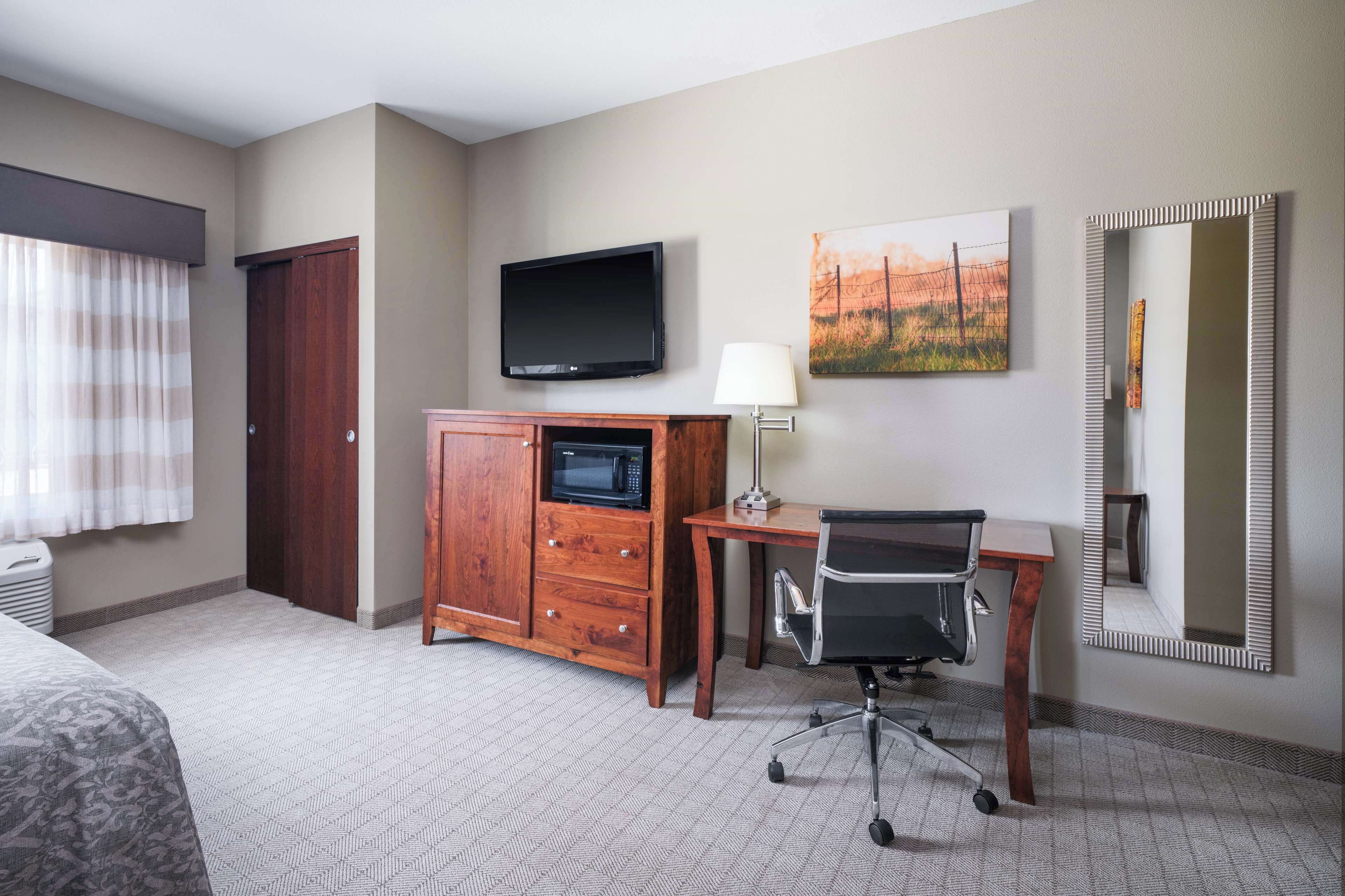 standard room, 1 king bed, accessible, non smoking | pillow-top beds, individually furnished, desk, laptop workspace