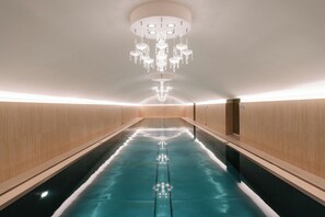 من حمّامات السباحة المغطاة، مفتوح من 7 صباحًا إلى 10 مساءً، مقاعد للتشمس